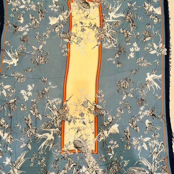 Beautiful Gucci Scarf - Picture 6 of 6